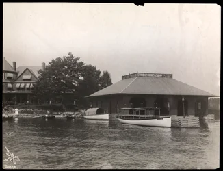 Un molo per barche presso la residenza di May Irwin nelle Mille Isole, 1911-12